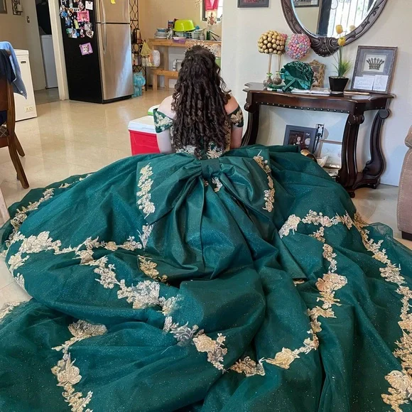 Elegant Green Dress with Gold Accents for Quinceaera - sanvalentin.cl